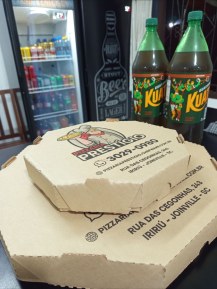 Combo - Pizza Grande 3 sabores e borda salgada + Broto doce + 2 Refris 1,5 litros + Entrega grátis